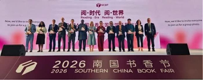 Ông Tôn Ba, Phó Tổng Giám đốc Công ty TNHH Xuất bản và Truyền thông Phương Nam (ngoài cùng bên phải) trao Kỷ niệm chương cho đại diện Tổng Lãnh sự quán các nước tại Quảng Châu. (Ảnh: Yến Trang)