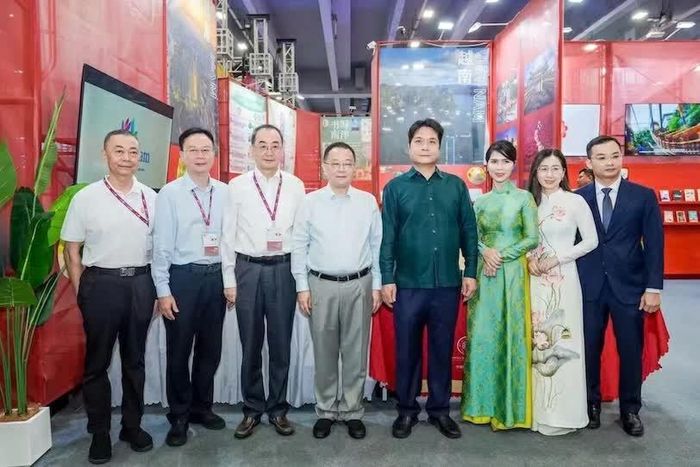 Tổng Lãnh sự Việt Nam tại Quảng Châu Nguyễn Việt Dũng (thứ 4 từ phải qua) và Trưởng Ban Tuyên truyền tỉnh Quảng Đông Hồ Kình Quân (thứ 4 từ trái qua) tại Không gian Văn hóa - Du lịch Việt Nam. (Ảnh: Yến Trang)