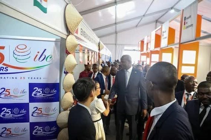 Tổng thống Mozambique Daniel Chapo tới tham quan gian hàng của Đại sứ quán Việt Nam. (Ảnh: Hải Anh)