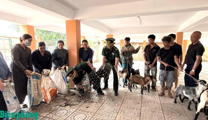 Niềm vui của các hộ dân La Lay khi được nhận dê giống để khởi nghiệp. Ảnh: Trúc Hà