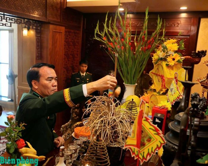 Trung tướng Vũ Trung Kiên, Ủy viên Ban Chấp hành Trung ương Đảng, Ủy viên Quân ủy Trung ương, Tư lệnh Bộ đội Biên phòng dâng hương tưởng niệm Chủ tịch Hồ Chí Minh. Ảnh: Xuân Khoa
