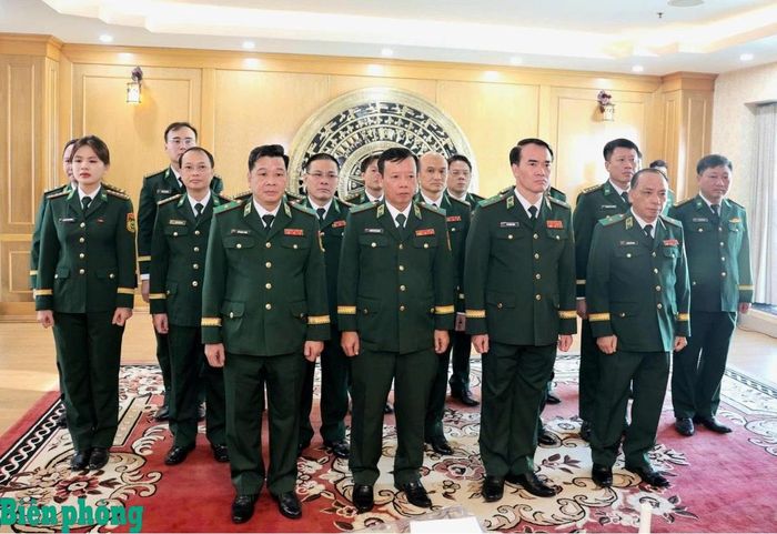 Trung tướng Vũ Trung Kiên, Ủy viên Ban Chấp hành Trung ương Đảng, Ủy viên Quân ủy Trung ương, Tư lệnh Bộ đội Biên phòng cùng các đại biểu dâng hương tưởng niệm Chủ tịch Hồ Chí Minh. Ảnh: Xuân Khoa