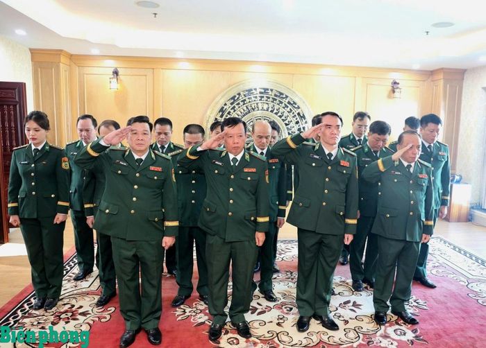Các đại biểu thành kính tưởng niệm Chủ tịch Hồ Chí Minh. Ảnh: Lương Linh