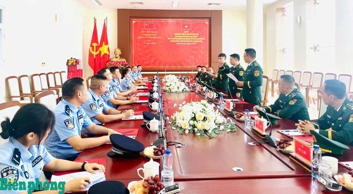 Ngày 28/8, Đoàn đại biểu Chi đội Quản lý biên giới Phòng Thành Cảng, Quảng Tây, Trung Quốc sang thăm, chúc mừng các đồn Biên phòng tuyến biên giới tỉnh Quảng Ninh nhân kỷ niệm 81 năm Quốc khánh nước Cộng hòa xã hội chủ nghĩa Việt Nam. Đoàn các đồn Biên phòng tuyến biên giới tỉnh Quảng Ninh do Thượng tá Chu Xuân Quyết, Chính trị viên Đồn Biên phòng cửa khẩu quốc tế Móng Cái làm Trưởng đoàn đón và hội đàm với đoàn trong không khí hữu nghị, đoàn kết, tôn trọng và hiểu biết lẫn nhau, góp phần xây dựng biên giới hòa bình, hữu nghị, hợp tác và phát triển; bảo vệ vững chắc chủ quyền, an ninh biên giới; tạo điều kiện thuận lợi cho mở cửa, hội nhập, phát triển kinh tế - xã hội của hai địa phương và hai nước. Ảnh: Trần Tương