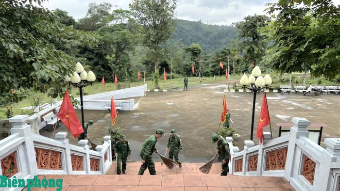 Dịp này, Bộ đội Biên phòng tỉnh Quảng Trị triển khai nhiều hoạt động thiết thực, ý nghĩa, tạo khí thế thi đua sôi nổi, góp phần giáo dục truyền thống, bồi đắp lòng yêu nước và nâng cao trách nhiệm của cán bộ, chiến sĩ. Trong ảnh: Cán bộ, chiến sĩ Đồn Biên phòng Cà Roòng, Bộ đội Biên phòng tỉnh Quảng Trị dọn dẹp, vệ sinh, chỉnh trang khuôn viên Đền tưởng niệm liệt sĩ Trường Sơn - Đường 20 Quyết Thắng, trọng điểm Cà Roòng - ATP. Ảnh: Ngọc Hòa