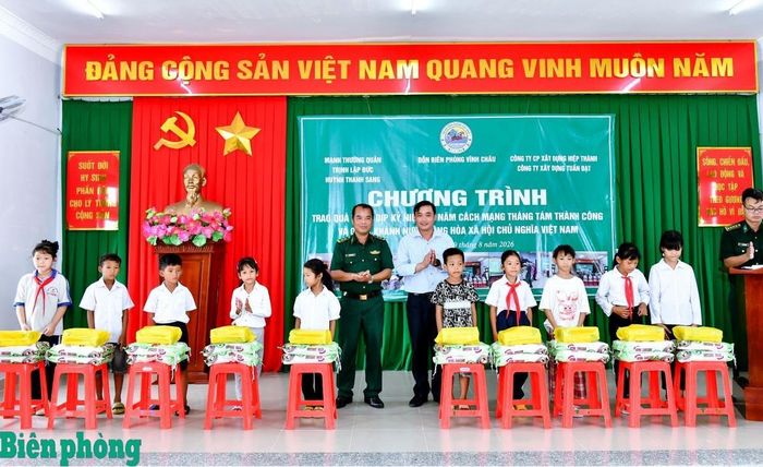Ngày 29/8, Đồn Biên phòng Vĩnh Châu, Bộ đội Biên phòng thành phố Cần Thơ phối hợp với các nhà hảo tâm tổ chức trao 100 phần quà, mỗi phần trị giá 400 nghìn đồng tặng gia đình chính sách, hộ nghèo, hộ cận nghèo và học sinh có hoàn cảnh khó khăn trên địa bàn phường Vĩnh Châu, thành phố Cần Thơ, nhân kỷ niệm 81 năm Cách mạng Tháng Tám thành công và Quốc khánh nước Cộng hòa xã hội chủ nghĩa Việt Nam. Ảnh: Văn Long