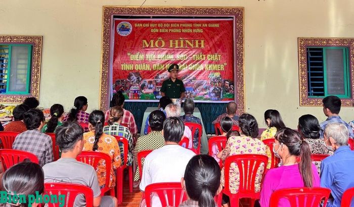 Nhân dịp kỷ niệm 81 năm Cách mạng Tháng Tám thành công và Quốc khánh nước Cộng hòa xã hội chủ nghĩa Việt Nam, Đồn Biên phòng Nhơn Hưng, Bộ đội Biên phòng tỉnh An Giang tổ chức tuyên truyền, giáo dục truyền thống cách mạng; đồng thời thăm hỏi, tặng quà các hộ gia đình có hoàn cảnh khó khăn trên địa bàn biên giới. Ảnh: Tiến Vinh