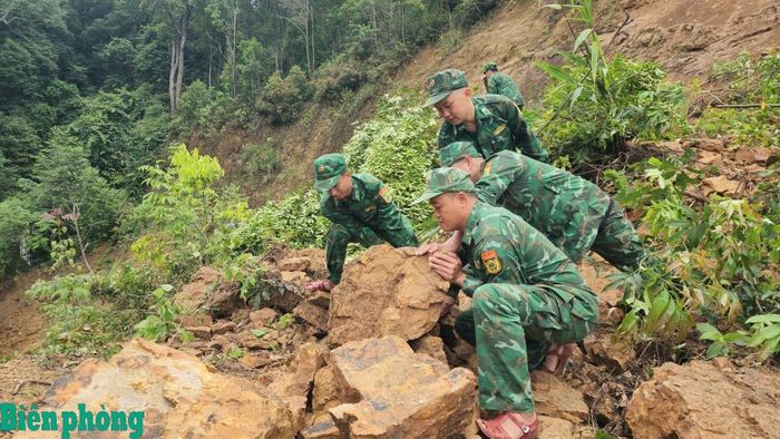 Trước và trong dịp Quốc khánh 2/9, các đơn vị Bộ đội Biên phòng tỉnh Sơn La duy trì nghiêm chế độ trực, bảo đảm quân số, phương tiện, sẵn sàng cơ động thực hiện nhiệm vụ. Trước tình hình thời tiết diễn biến thất thường, mưa lớn xảy ra trên địa bàn, các đồn Biên phòng chủ động nắm tình hình, kịp thời phát hiện, xử lý các tình huống, góp phần hạn chế thiệt hại về người và tài sản. Trong ảnh: Cán bộ, chiến sĩ Đồn Biên phòng Mường Lèo, Bộ đội Biên phòng tỉnh Sơn La khắc phục đất, đá sạt lở gây chia cắt tuyến đường từ đơn vị lên bản Huổi Làn. Ảnh: Quàng Hùng