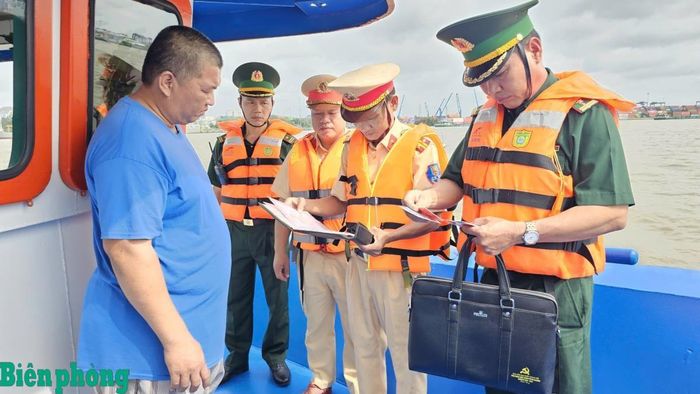 Thực hiện kế hoạch sẵn sàng chiến đấu dịp kỷ niệm 81 năm Quốc khánh nước Cộng hòa xã hội chủ nghĩa Việt Nam, Ban Chỉ huy Biên phòng cửa khẩu cảng thành phố Hồ Chí Minh, Bộ đội Biên phòng thành phố Hồ Chí Minh phối hợp với các lực lượng chức năng tổ chức tuần tra, kiểm soát tại khu vực cảng và địa bàn phụ trách, góp phần giữ vững an ninh chính trị, trật tự, an toàn xã hội trước, trong và sau dịp lễ. Ảnh: Quang Tiến