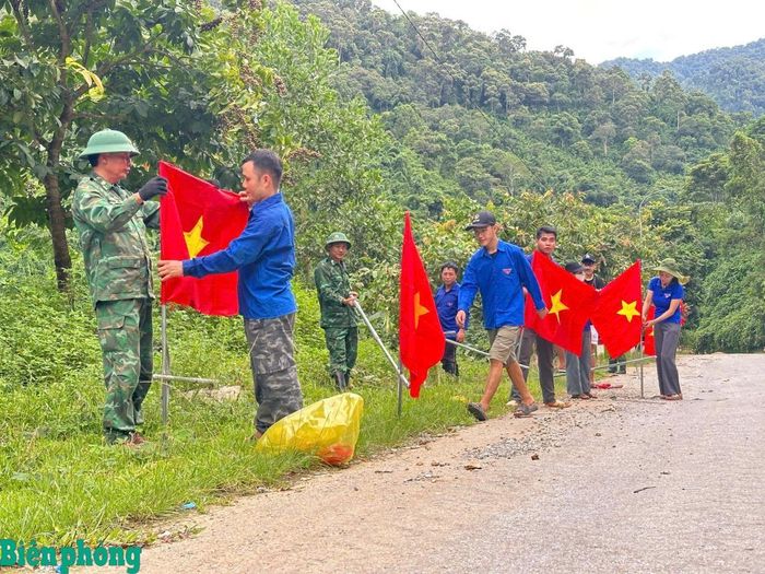 Kỷ niệm 81 năm Quốc khánh nước Cộng hòa xã hội chủ nghĩa Việt Nam, Bộ đội Biên phòng tỉnh Nghệ An triển khai nhiều hoạt động thiết thực, ý nghĩa, góp phần tạo không khí phấn khởi trong cán bộ, chiến sĩ và nhân dân khu vực biên giới, biển, đảo. Trong ảnh: Cán bộ, chiến sĩ Đồn Biên phòng Tam Hợp, Bộ đội Biên phòng tỉnh Nghệ An phối hợp với đoàn viên, thanh niên địa phương cắm cờ Tổ quốc tại các thôn, bản khu vực biên giới. Ảnh: Lê Thạch
