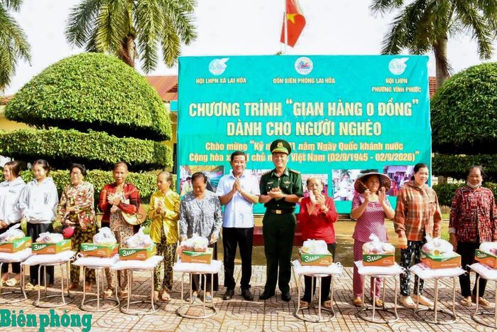 Ngày 31/8, Đồn Biên phòng Lai Hòa, Bộ đội Biên phòng thành phố Cần Thơ tổ chức chương trình “Gian hàng 0 đồng”, trao 130 phần quà, mỗi phần trị giá 350.000 đồng, tặng các hộ gia đình có hoàn cảnh đặc biệt trên địa bàn, góp phần giúp các gia đình giảm bớt khó khăn, đón Quốc khánh trong không khí vui tươi, ấm áp. Ảnh: Văn Long