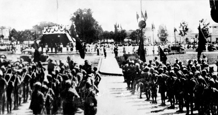 Đông đảo nhân dân tập trung tại Quảng trường Ba Đình nghe Chủ tịch Hồ Chí Minh đọc bản Tuyên ngôn độc lập. Ảnh: Tư liệu