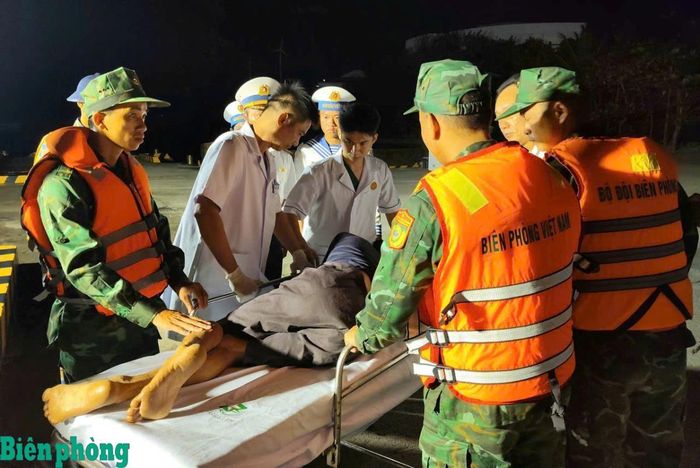 Ngư dân Nguyễn Văn Hiến được đưa vào đảo Trường Sa cấp cứu. Ảnh: Đơn vị cung cấp
