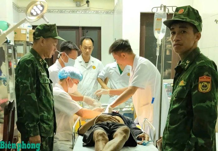 Lực lượng phối hợp trên đảo Trường Sa kịp thời cấp cứu nạn nhân. Ảnh: Đơn vị cung cấp