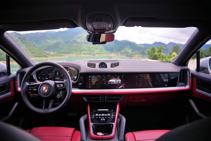 Thiết kế khoang lái sang trọng, hiện đại và dễ dùng của Porsche Cayenne E-Hybrid - Ảnh: Đức Bình