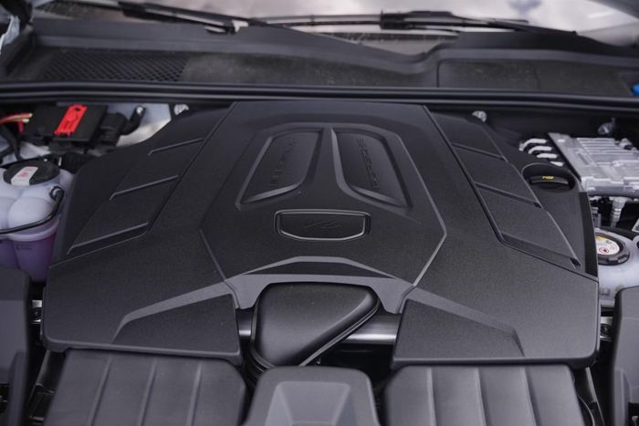 Khoang động cơ trên Porsche Cayenne E-Hybrid - Ảnh: Đức Bình