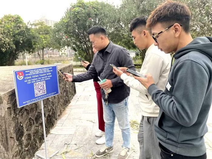 Du khách quét mã QR để tìm hiểu thông tin về Cột mốc 1368 (TP Móng Cái). Ảnh: Cổng thông tin Bộ VHTT&DL