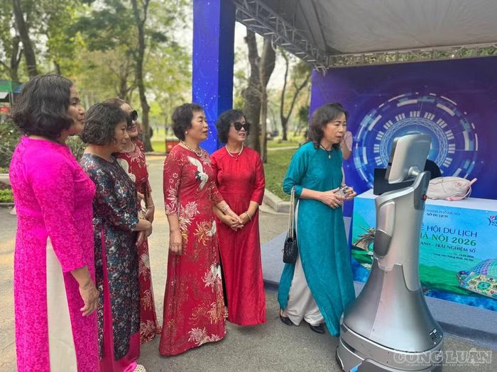 Người dân trải nghiệm robot lễ tân hỗ trợ cung cấp thông tin du lịch tại Lễ hội Du lịch Hà Nội 2026.