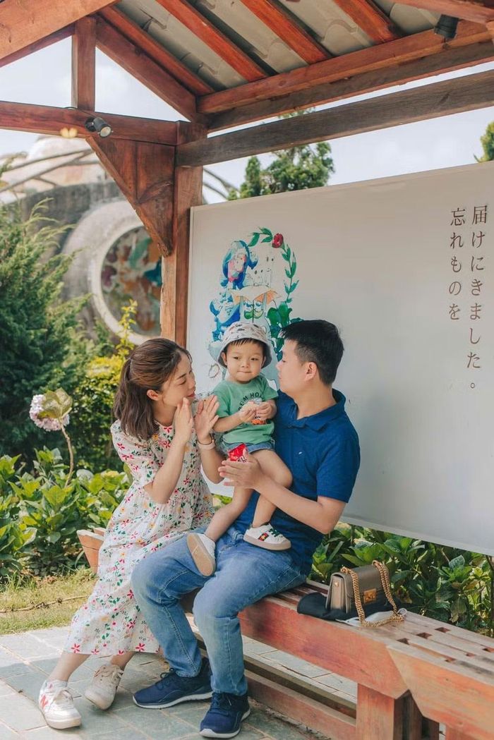 Gia đình vợ chồng anh chị Tùng - Ninh (phường Nam Từ Liêm, Hà Nội) khám phá các điểm du lịch tại Hà Nội trong dịp nghỉ cuối tuần. Ảnh: Đình Trung.