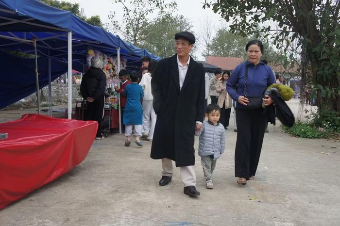 Một gia đình vãn cảnh chùa Đậu trong ngày xuân Bính Ngọ 2026. Ảnh: T.Toàn.