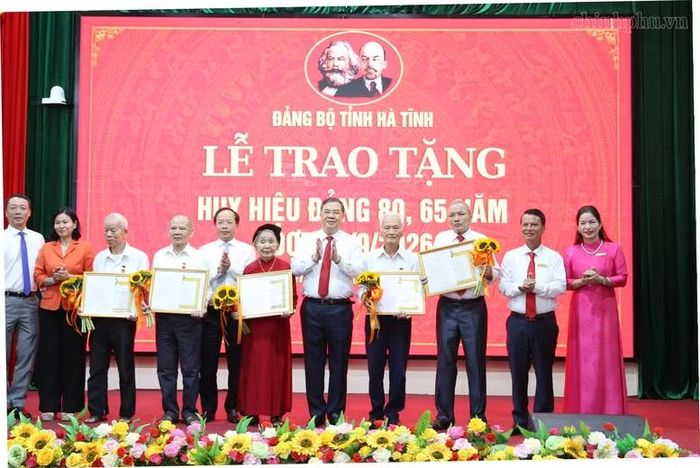 Phó Thủ tướng Thường trực Phạm Gia Túc cùng các đại biểu và các đảng viên lão thành tại lễ trao Huy hiệu Đảng - Ảnh: CP