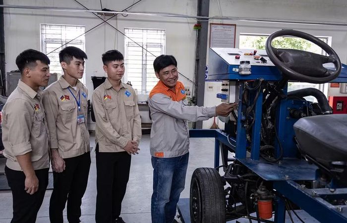 Học sinh, sinh viên Trường Cao đẳng Kỹ thuật Việt - Đức Hà Tĩnh trong giờ thực hành, gắn lý thuyết với thực tiễn để nâng cao tay nghề. Ảnh: NTCC