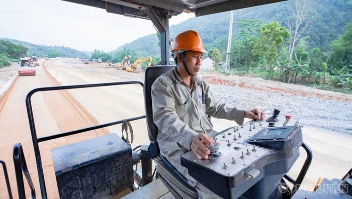 Không khí thi công khẩn trương tại dự án.