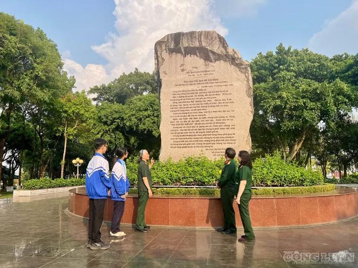 Bà Rơ Châm H’Yéo bên bia đá khắc thư Chủ tịch Hồ Chí Minh, luôn nhắc nhớ cho thế hệ hôm nay về những chiến công hào hùng của dân tộc