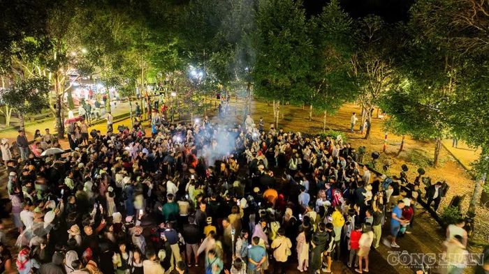 Điểm nhấn của đêm hội là những vòng xoang nối dài, không còn khoảng cách giữa người biểu diễn và người thưởng thức. Du khách cùng nắm tay nhau, bước theo nhịp xoang, cảm nhận âm thanh cồng chiêng và tìm hiểu những nét văn hóa truyền thống được gìn giữ qua nhiều thế hệ