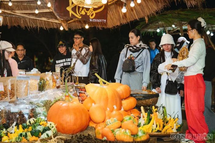 Bên cạnh không gian văn hóa, không gian Chợ phiên Măng Đen càng thêm nhộn nhịp với các gian hàng nông sản, đặc sản và ẩm thực địa phương