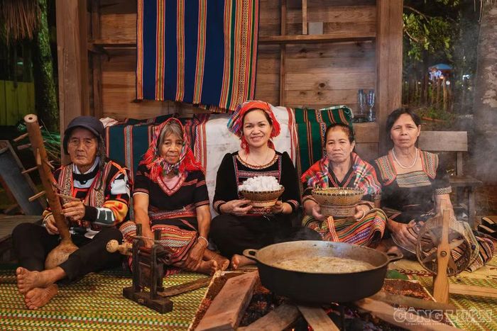Những nghệ nhân người Tơ Đrá (nhóm địa phương của dân tộc Xơ Đăng) tái hiện cán bông, xe bông, kéo sợi, dệt thổ cẩm và trình diễn đàn ting ning, hát dân ca truyền thống ngay tại chợ phiên Măng Đen