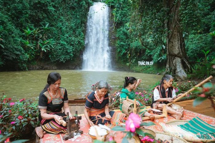 Trước đó, hoạt động này cũng được các nghệ nhân thực hiện ngay bên thác Pa Sỹ - địa điểm du lịch nổi tiếng của Măng Đen thu hút đông đảo du khách