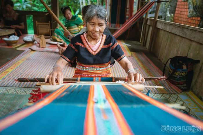 Từng sợi chỉ được nghệ nhân Y Khanh khéo léo đan dệt, góp phần tạo nên những tấm thổ cẩm mang đậm bản sắc truyền thống của người Tơ Đrá