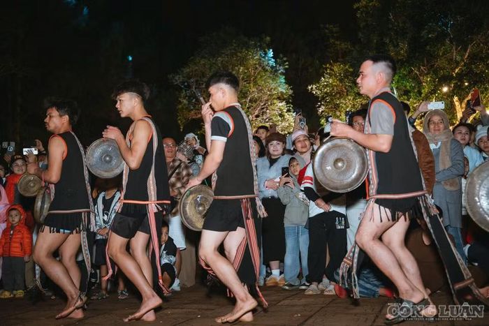 Tiếng chiêng lúc khoan thai, lúc dồn dập hòa cùng bước chân múa xoang tạo nên không gian giao lưu cộng đồng đầy sức sống