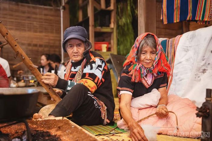 Tại Chợ phiên Măng Đen, các nghệ nhân mang đến nhiều tiết mục giàu bản sắc