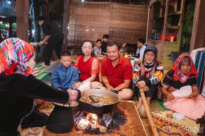 Du khách vừa thưởng thức món ăn truyền thống, vừa mua sắm những sản phẩm đặc trưng của vùng đất cao nguyên