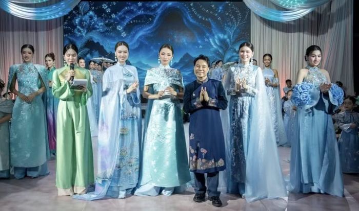Nhà thiết kế Trần Thiện Khánh (thứ 3 từ phải qua) cùng bộ sưu tập “Lam Ngọc”. Ảnh: NSCC