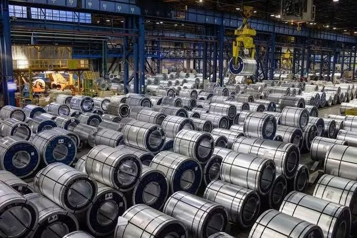 Các cuộn thép mạ kẽm được cần trục xếp chồng lên nhau tại khu vực lưu trữ của một nhà máy thép ở Nga. Nguồn ảnh: Bloomberg.
