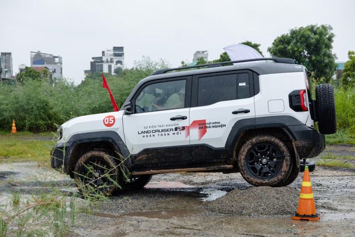 Khả năng xoay sở trong địa hình hẹp của Land Cruiser FJ rất linh hoạt - Ảnh: TMV
