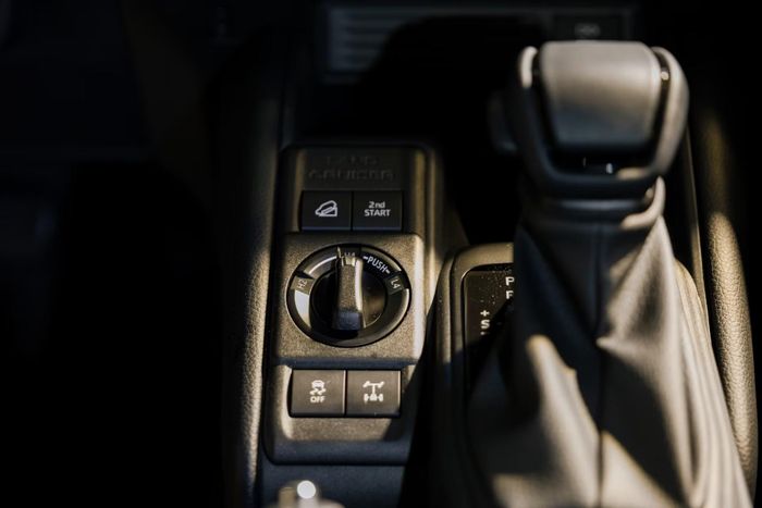 Khu vực điều khiển trên Toyota Land Cruiser FJ - Ảnh: TMV