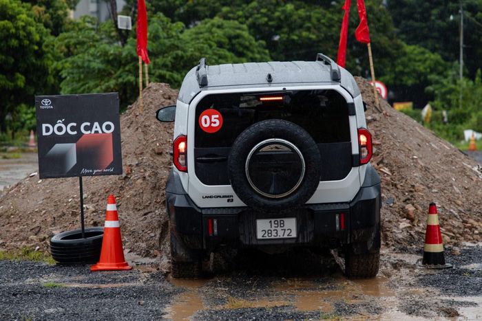 Các hệ thống hỗ trợ lái giúp việc vượt địa hình của Land Cruiser FJ trở nên dễ dàng - Ảnh: TMV