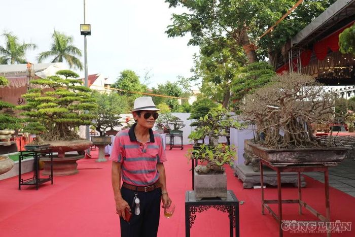 Ông Hoan thích thú khi được ngắm những tác phẩm cây cảnh đẹp. Ảnh: Kim Long