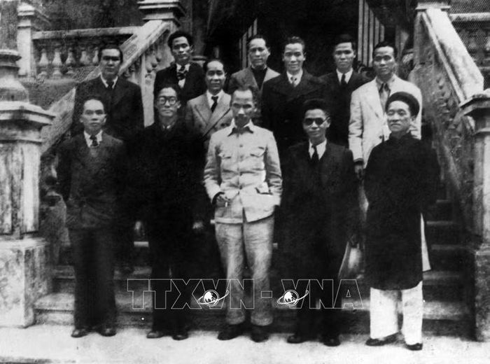 Chủ tịch Hồ Chí Minh và các thành viên Hội đồng Chính phủ lâm thời nước Việt Nam Dân chủ Cộng hoà ra mắt sau phiên họp đầu tiên. Ảnh: TTXVN.