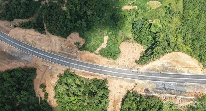 Nhiều vị trí sạt lở phát sinh do mưa lũ ảnh hưởng đến tiến độ dự án.