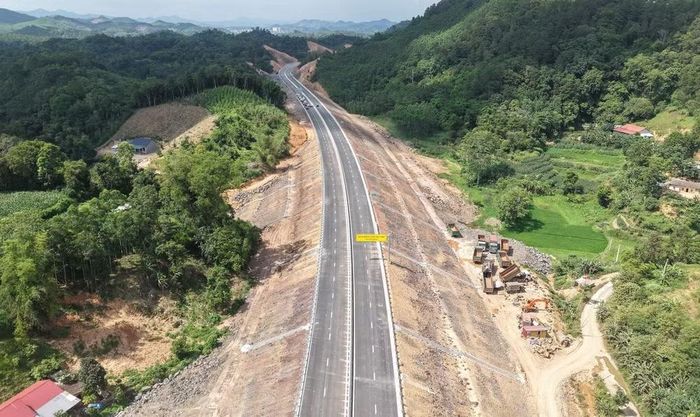 Máy móc công suất lớn được huy động phục vụ thi công dự án.