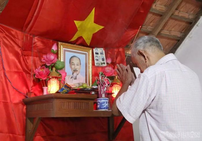 Đối với ông Minh, thờ Bác không phải là một nghi lễ cầu kỳ mà đó là cách giản dị để bày tỏ lòng kính trọng đối với vị lãnh tụ của dân tộc. Ảnh: Kim Long