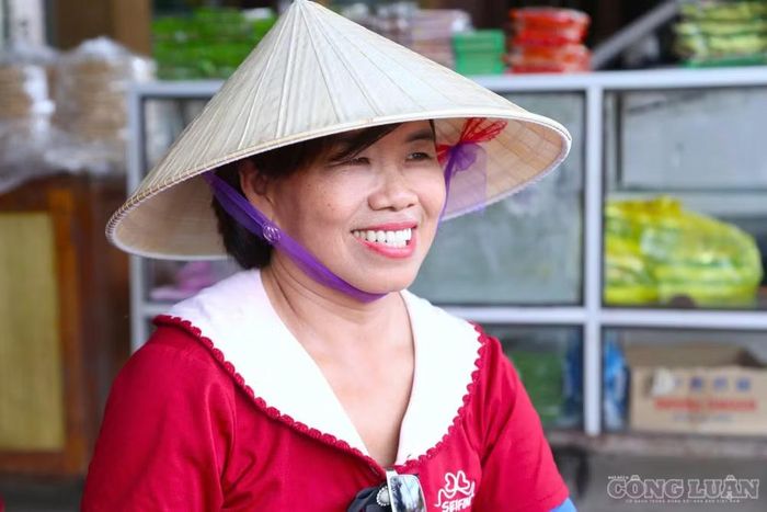 Bà Liên cho biết, từ khi mới về làm dâu đã thấy trong căn nhà ba gian của gia đình chồng dành một vị trí trang trọng để thờ ảnh Bác. Phong tục đó được gia đình duy trì cho đến nay. Ảnh: Kim Long