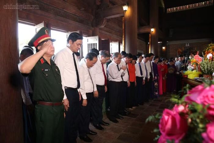 Phó Thủ tướng Thường trực Chính phủ Phạm Gia Túc và các đại biểu tưởng niệm Chủ tịch Hồ Chí Minh tại Đền Chung Sơn - Ảnh: CP