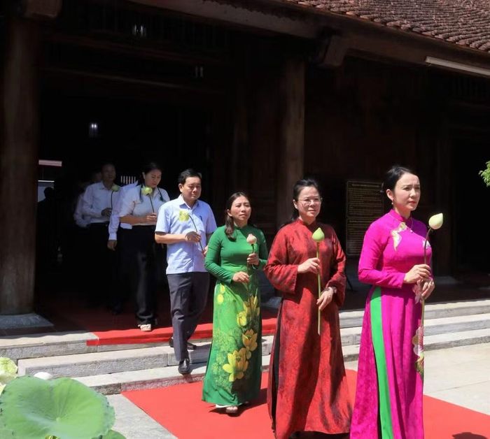 Các đại biểu dâng hoa tưởng nhớ Chủ tịch Hồ Chí Minh. Ảnh TP
