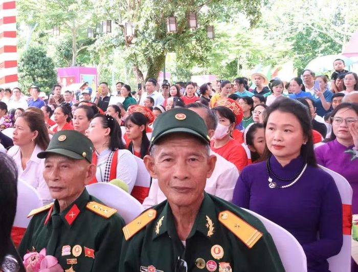 Đông đảo nhân dân tham dự lễ. Ảnh TP